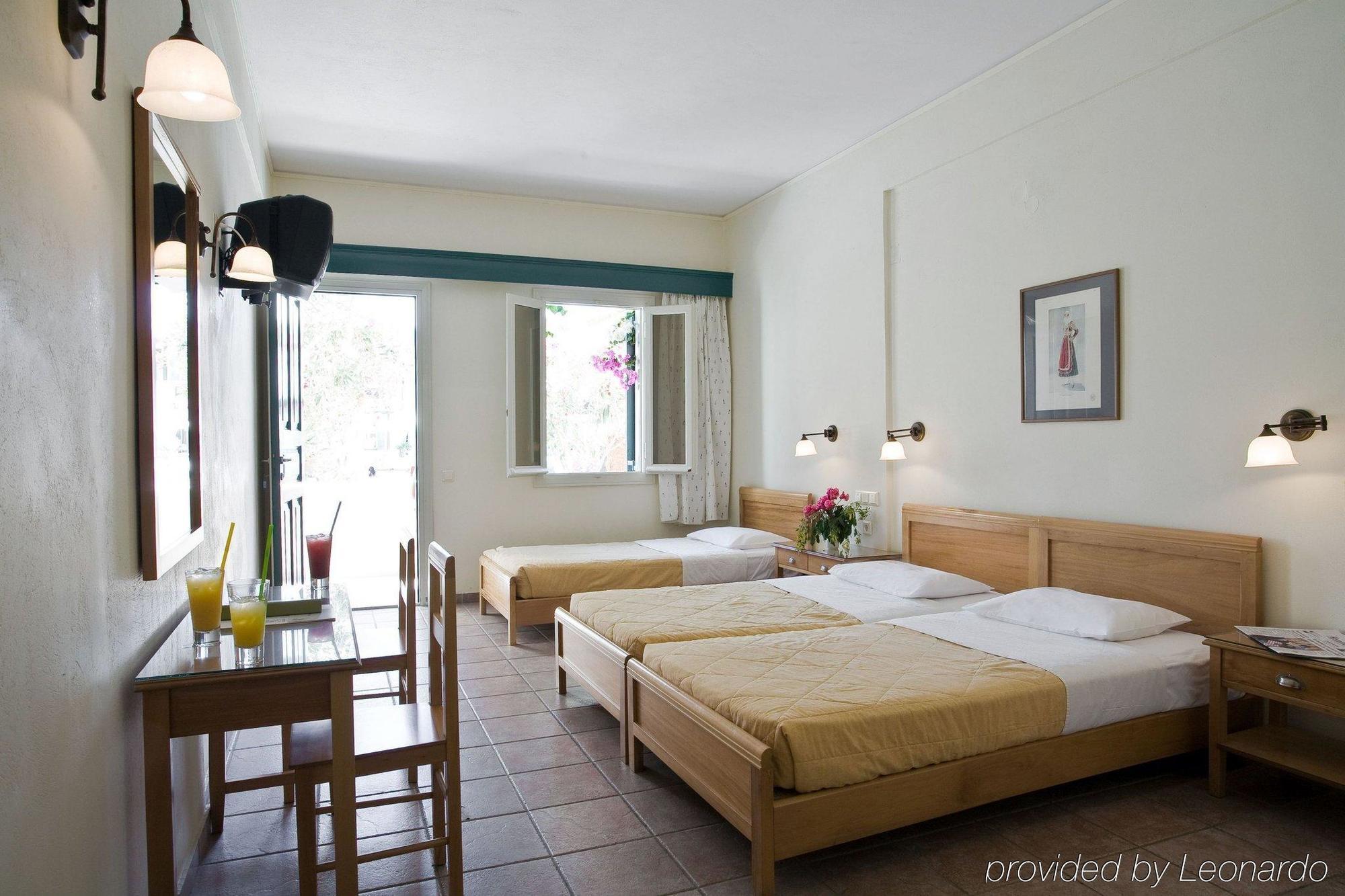 Rose Bay Hotel Kamari  Ruang foto